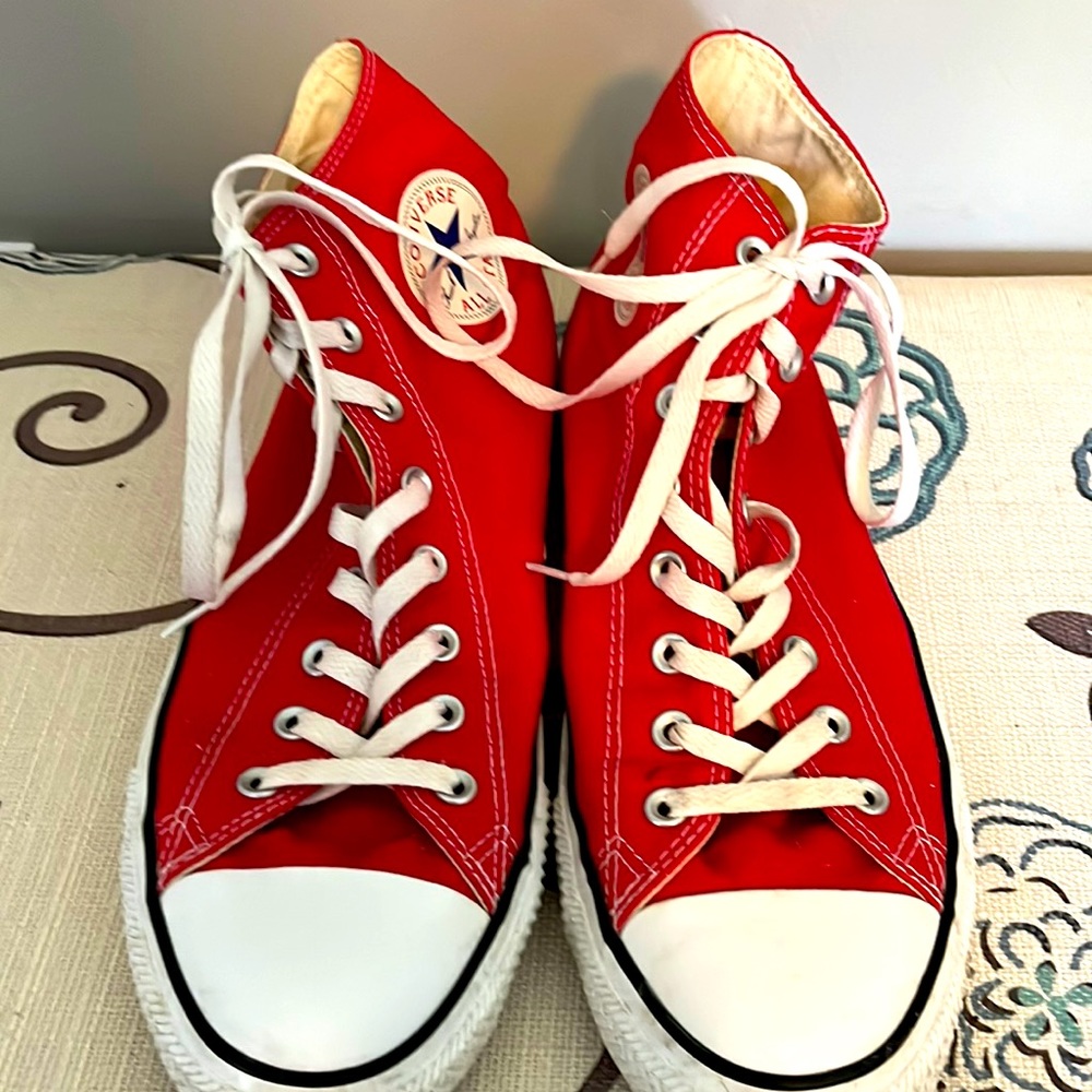 Men’s Chuck Taylor Converse Sneakers. Size 12. EUC